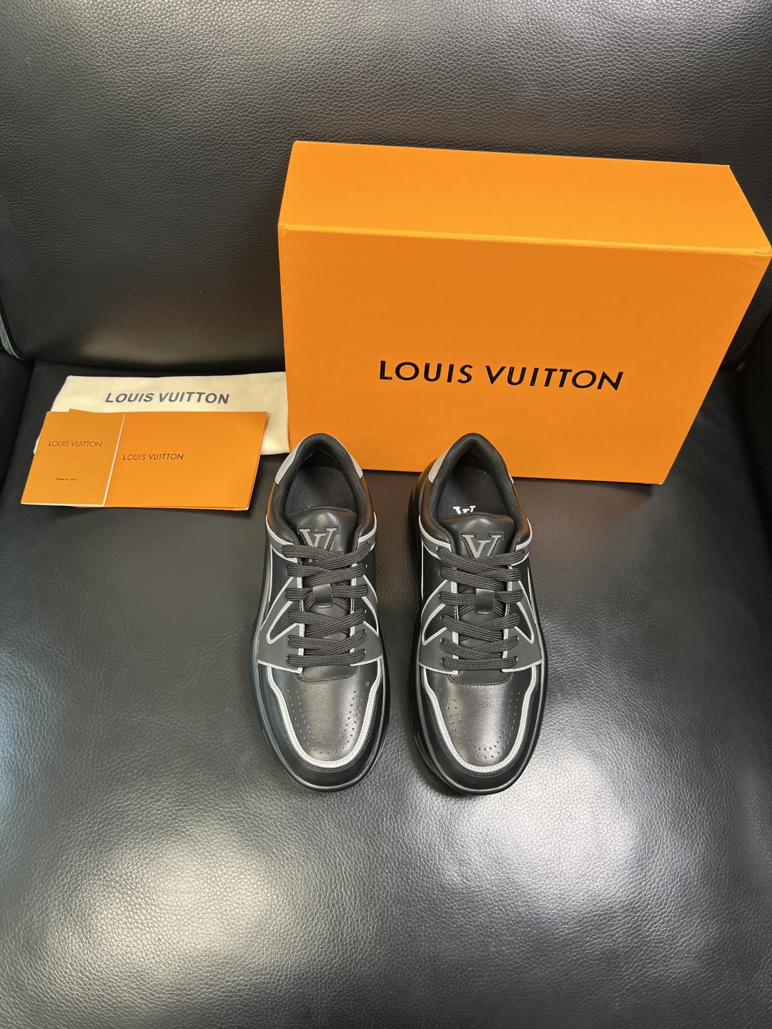 Lv 高品质 顶级工艺品 路易威登，专柜同步原厂配置，鞋面意大利进口，高品质拼接缤纷色彩复杂工艺品，进口