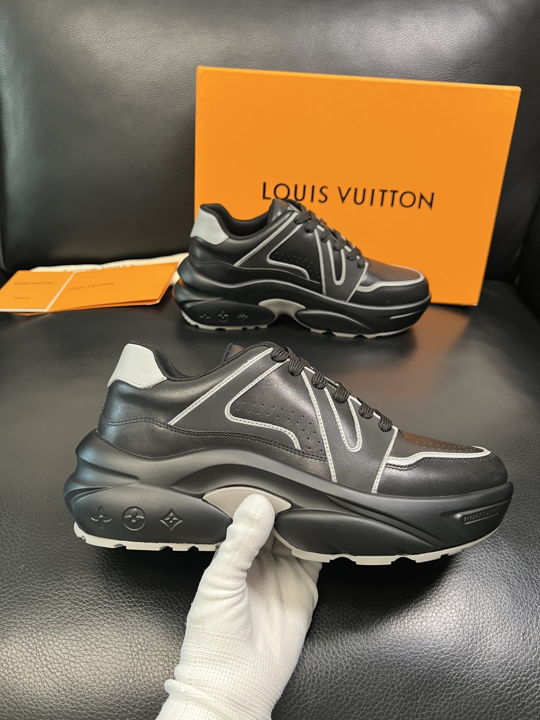 Lv 高品质 顶级工艺品 路易威登，专柜同步原厂配置，鞋面意大利进口，高品质拼接缤纷色彩复杂工艺品，进口