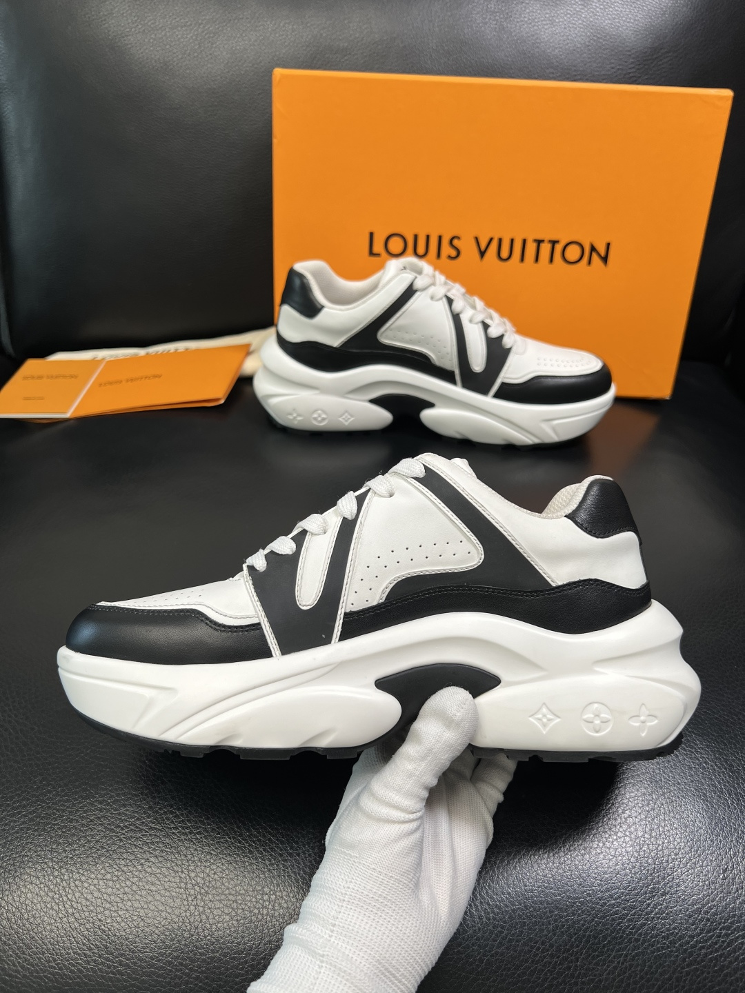 Lv 高品质 顶级工艺品 路易威登，专柜同步原厂配置，鞋面意大利进口，高品质拼接缤纷色彩复杂工艺品，进口