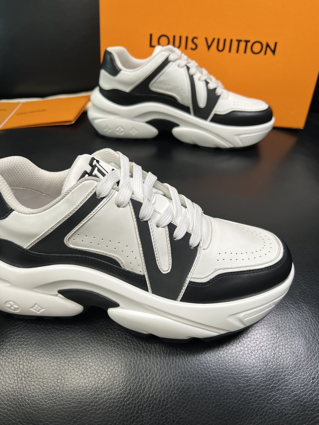 Lv 高品质 顶级工艺品 路易威登，专柜同步原厂配置，鞋面意大利进口，高品质拼接缤纷色彩复杂工艺品，进口