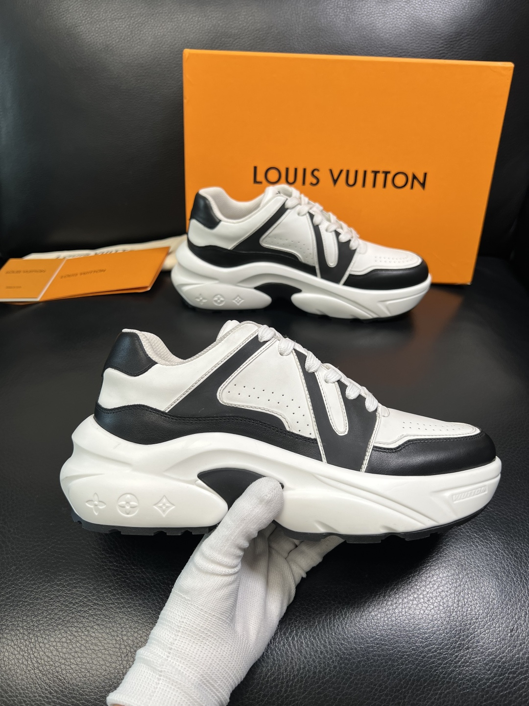 Lv 高品质 顶级工艺品 路易威登，专柜同步原厂配置，鞋面意大利进口，高品质拼接缤纷色彩复杂工艺品，进口