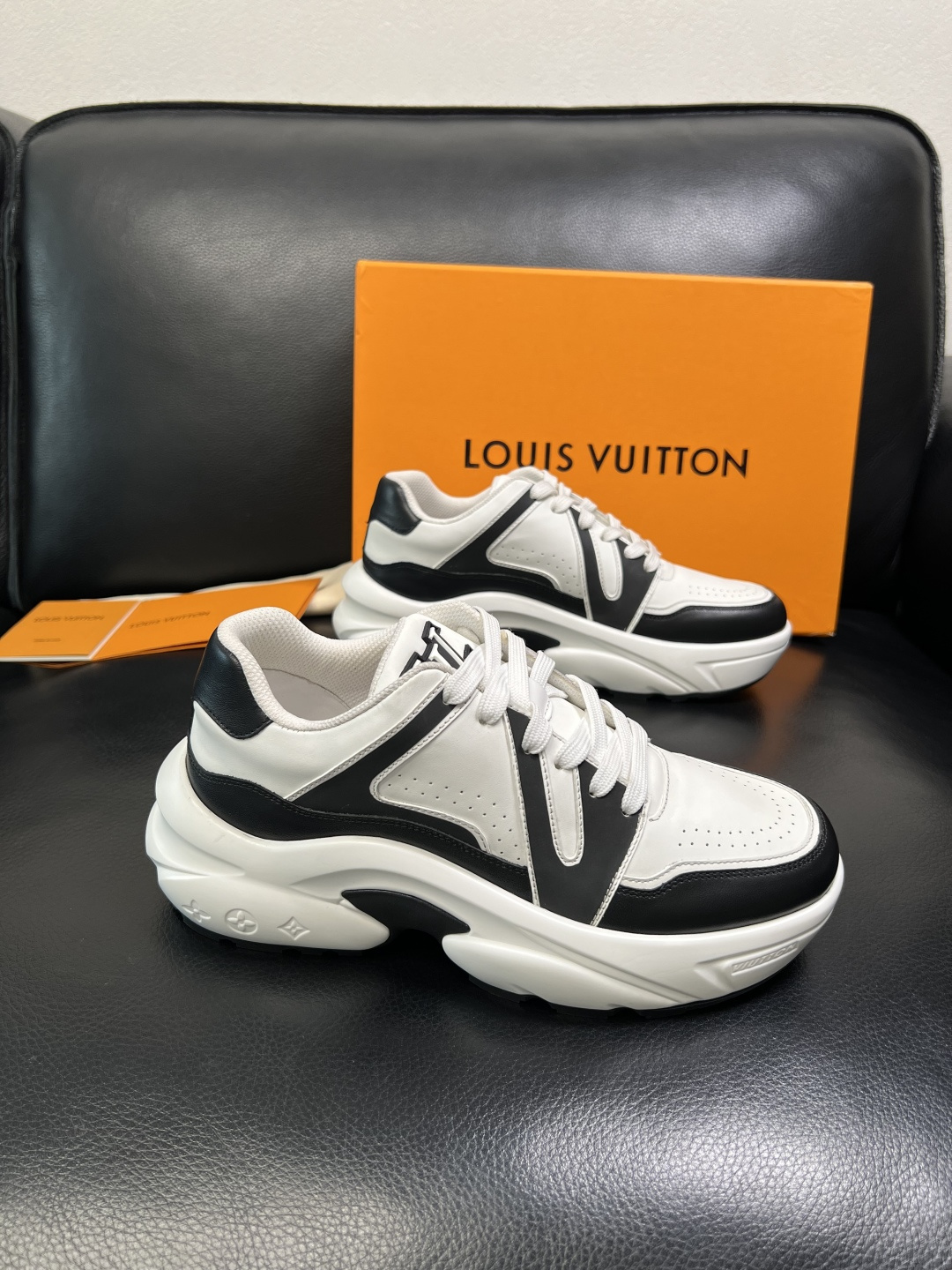 Lv 高品质 顶级工艺品 路易威登，专柜同步原厂配置，鞋面意大利进口，高品质拼接缤纷色彩复杂工艺品，进口