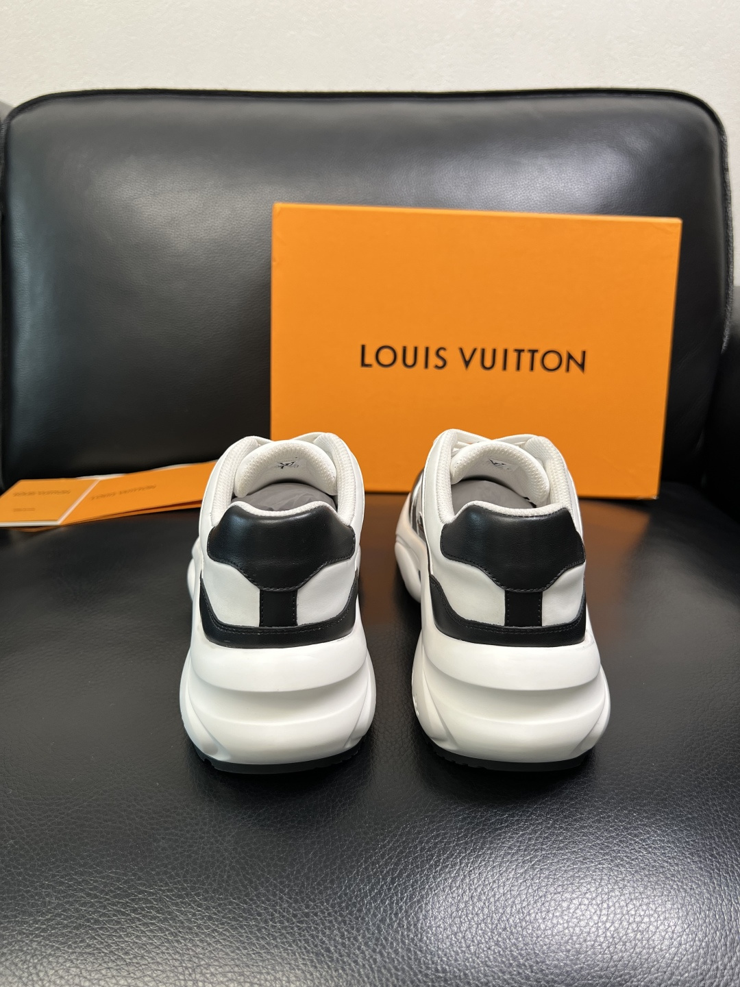 Lv 高品质 顶级工艺品 路易威登，专柜同步原厂配置，鞋面意大利进口，高品质拼接缤纷色彩复杂工艺品，进口