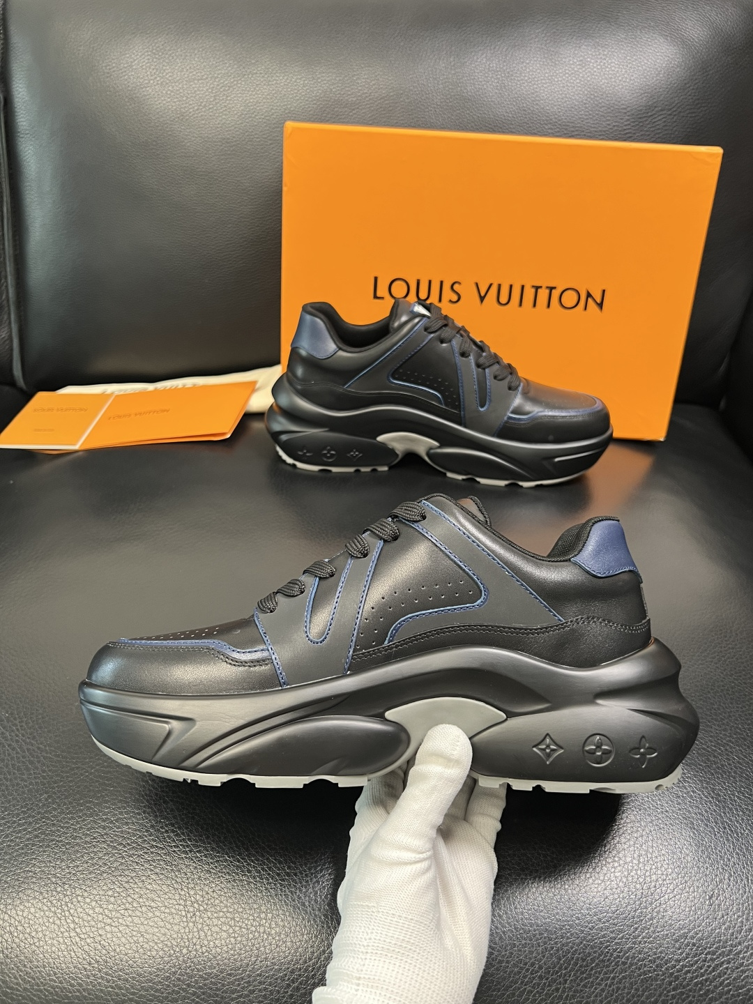 Lv 高品质 顶级工艺品 路易威登，专柜同步原厂配置，鞋面意大利进口，高品质拼接缤纷色彩复杂工艺品，进口