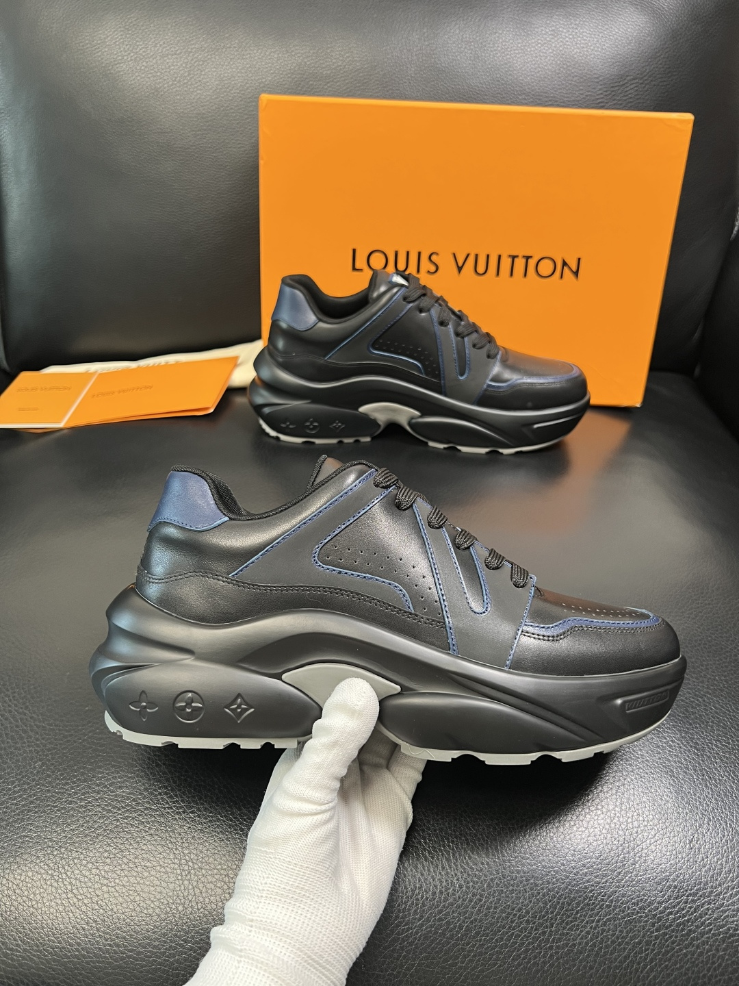 Lv 高品质 顶级工艺品 路易威登，专柜同步原厂配置，鞋面意大利进口，高品质拼接缤纷色彩复杂工艺品，进口