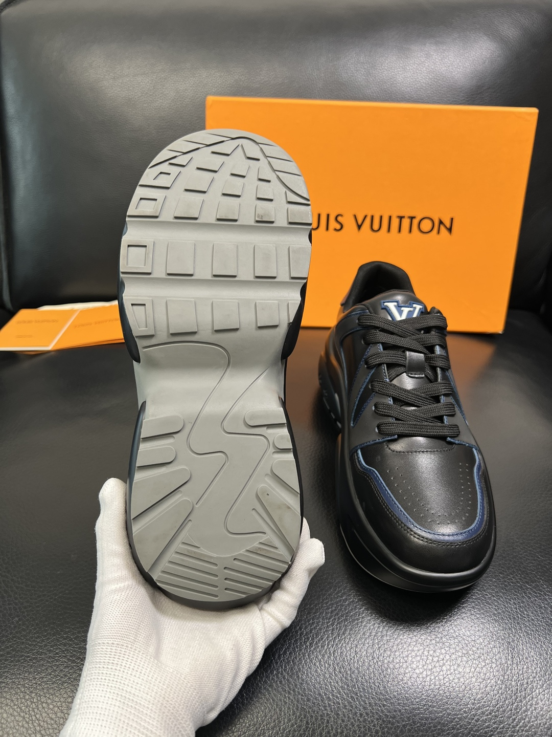 Lv 高品质 顶级工艺品 路易威登，专柜同步原厂配置，鞋面意大利进口，高品质拼接缤纷色彩复杂工艺品，进口