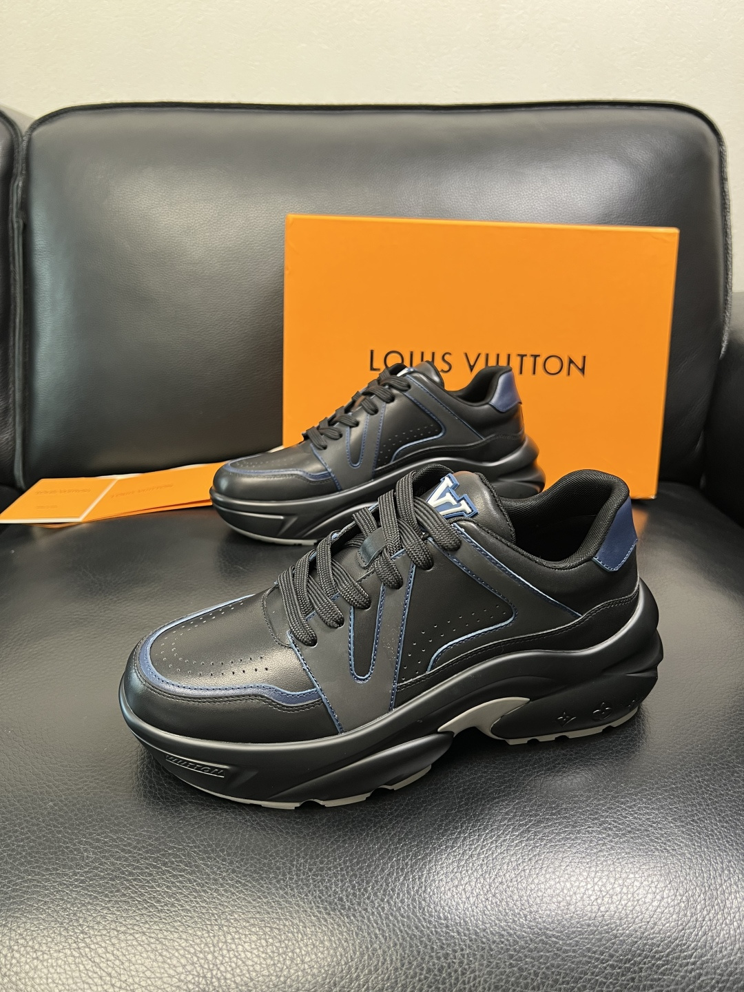 Lv 高品质 顶级工艺品 路易威登，专柜同步原厂配置，鞋面意大利进口，高品质拼接缤纷色彩复杂工艺品，进口