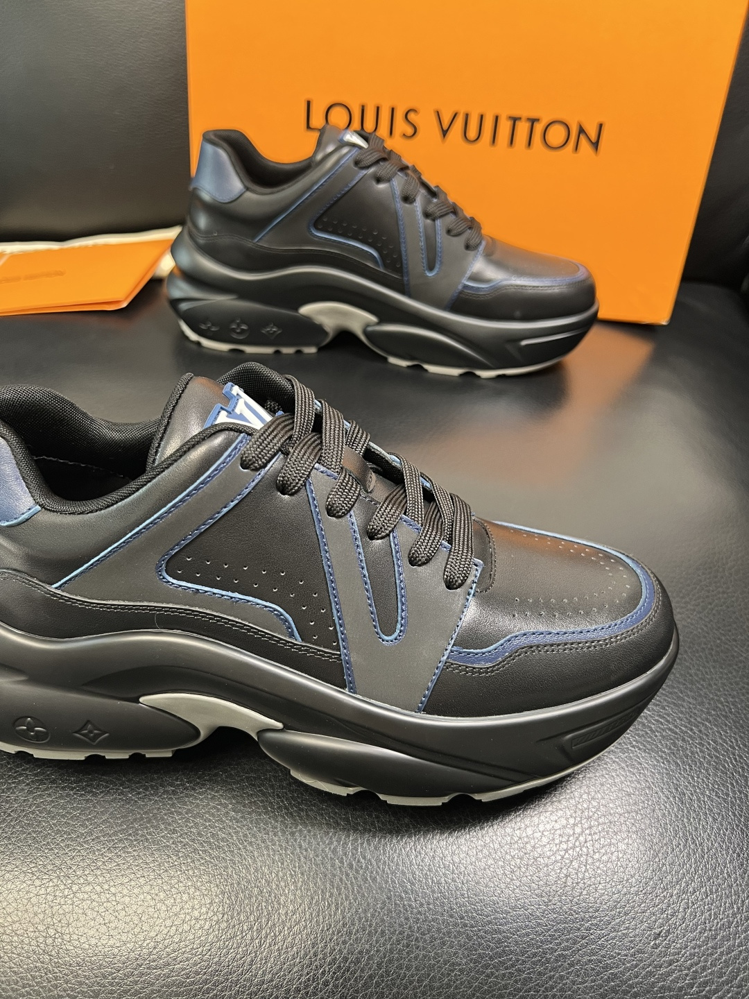 Lv 高品质 顶级工艺品 路易威登，专柜同步原厂配置，鞋面意大利进口，高品质拼接缤纷色彩复杂工艺品，进口