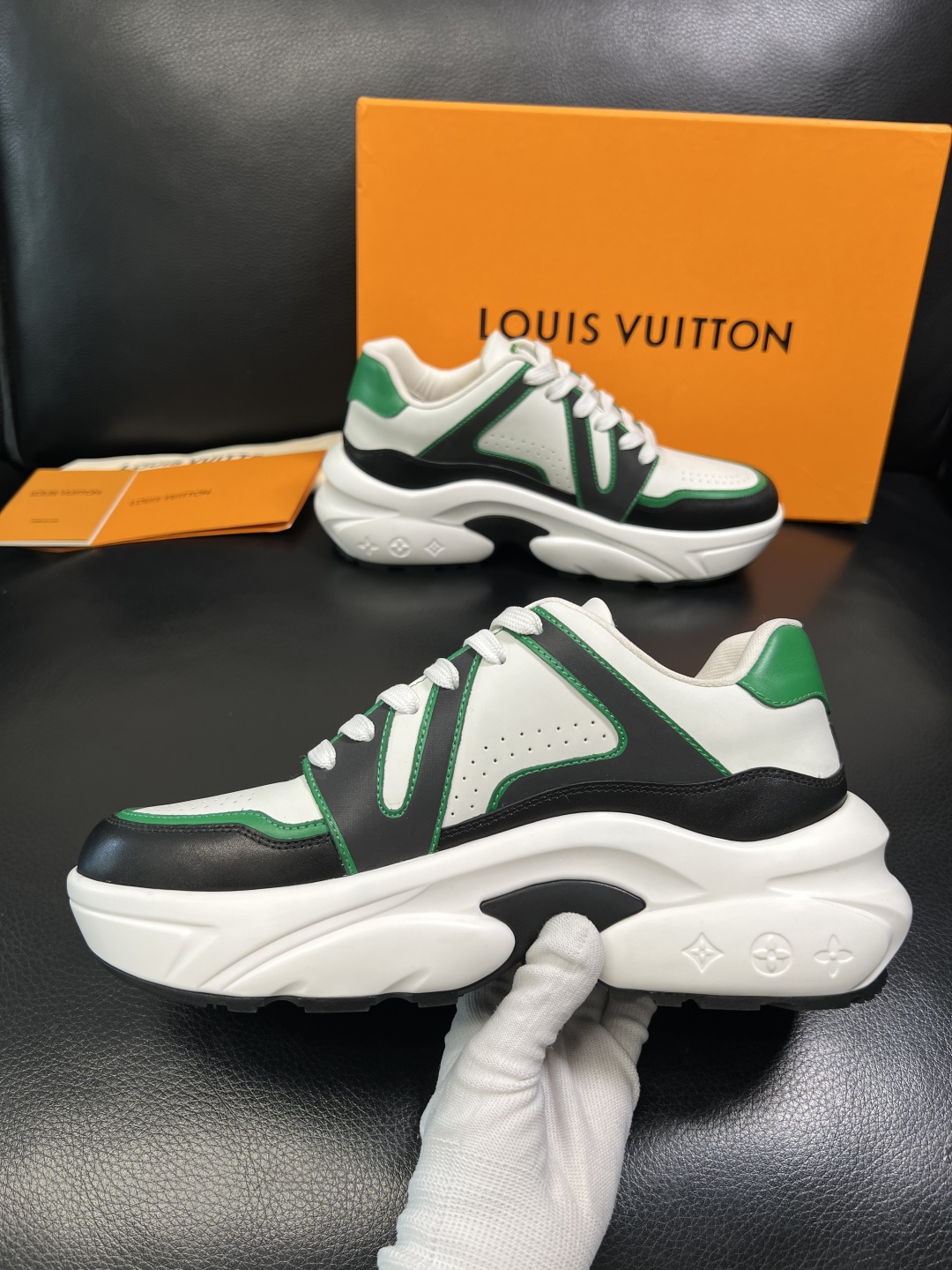 Lv 高品质 顶级工艺品 路易威登，专柜同步原厂配置，鞋面意大利进口，高品质拼接缤纷色彩复杂工艺品，进口