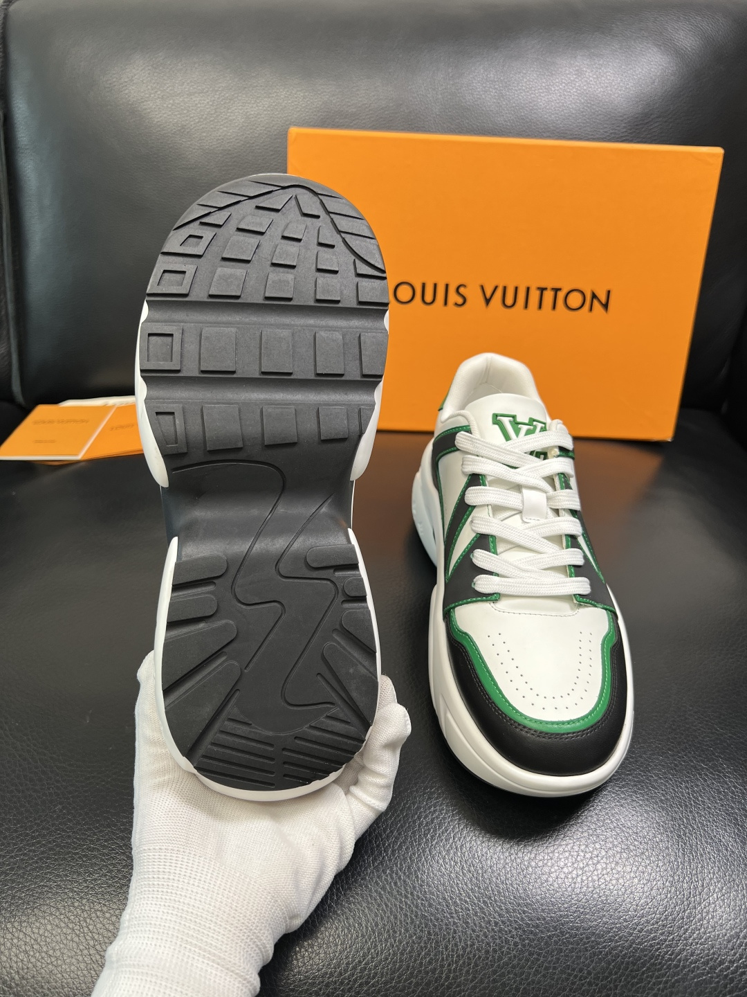 Lv 高品质 顶级工艺品 路易威登，专柜同步原厂配置，鞋面意大利进口，高品质拼接缤纷色彩复杂工艺品，进口