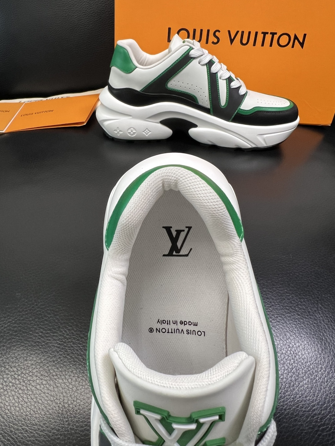 Lv 高品质 顶级工艺品 路易威登，专柜同步原厂配置，鞋面意大利进口，高品质拼接缤纷色彩复杂工艺品，进口