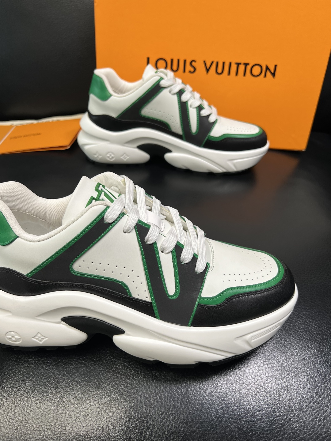 Lv 高品质 顶级工艺品 路易威登，专柜同步原厂配置，鞋面意大利进口，高品质拼接缤纷色彩复杂工艺品，进口