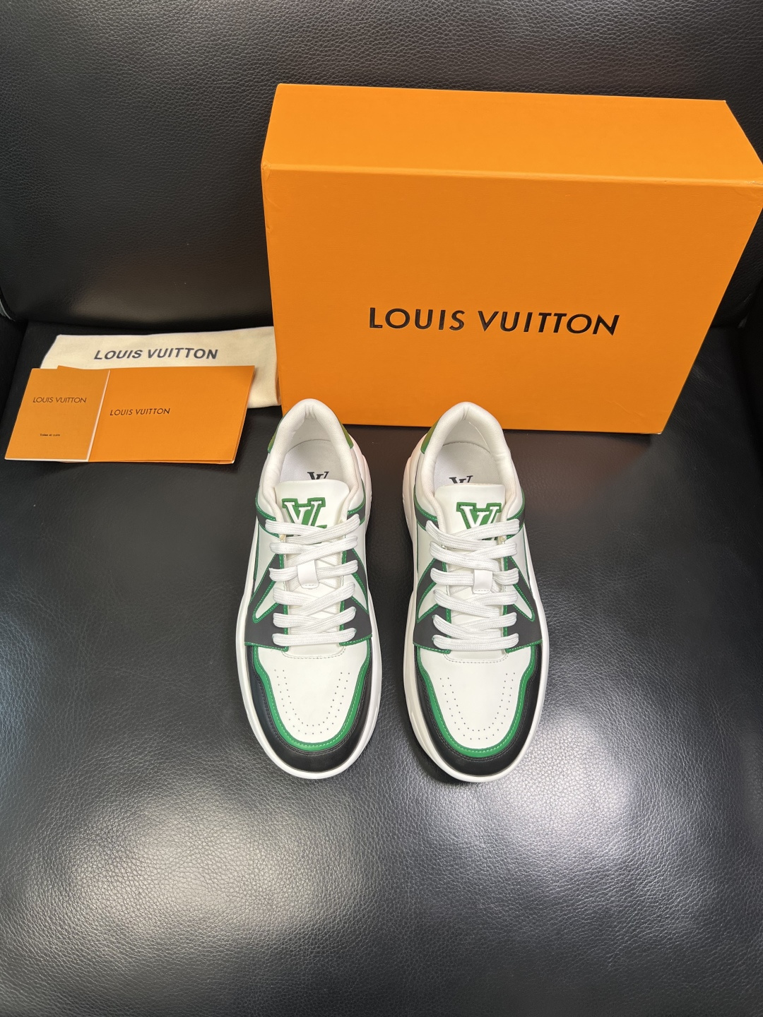 Lv 高品质 顶级工艺品 路易威登，专柜同步原厂配置，鞋面意大利进口，高品质拼接缤纷色彩复杂工艺品，进口