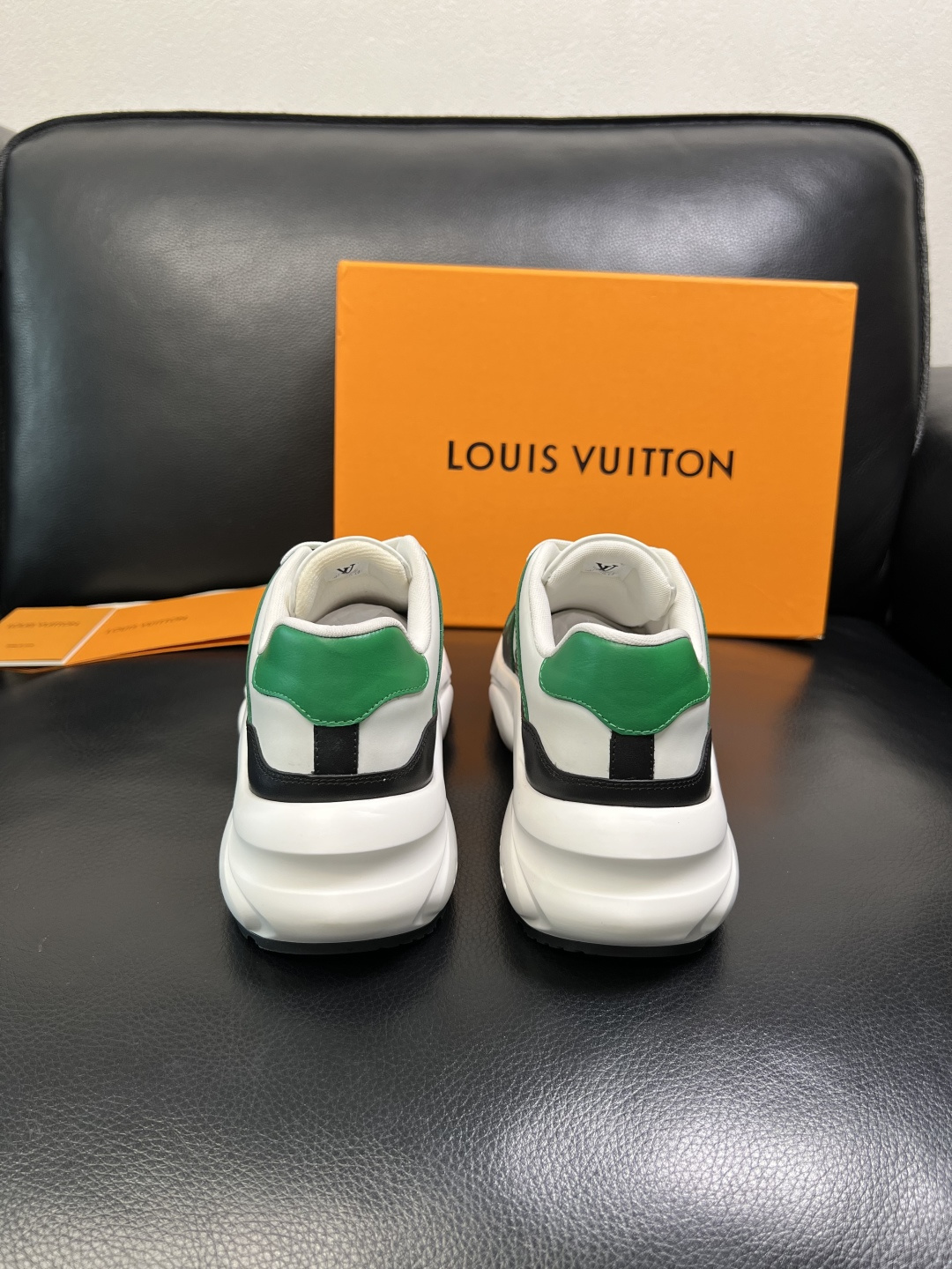 Lv 高品质 顶级工艺品 路易威登，专柜同步原厂配置，鞋面意大利进口，高品质拼接缤纷色彩复杂工艺品，进口