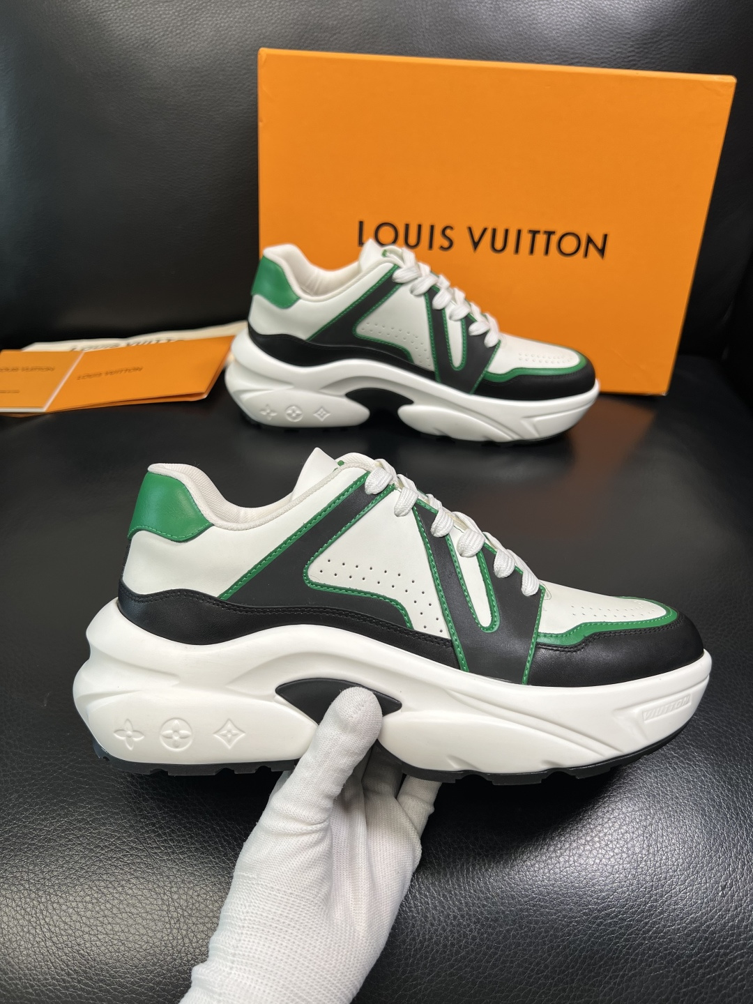 Lv 高品质 顶级工艺品 路易威登，专柜同步原厂配置，鞋面意大利进口，高品质拼接缤纷色彩复杂工艺品，进口