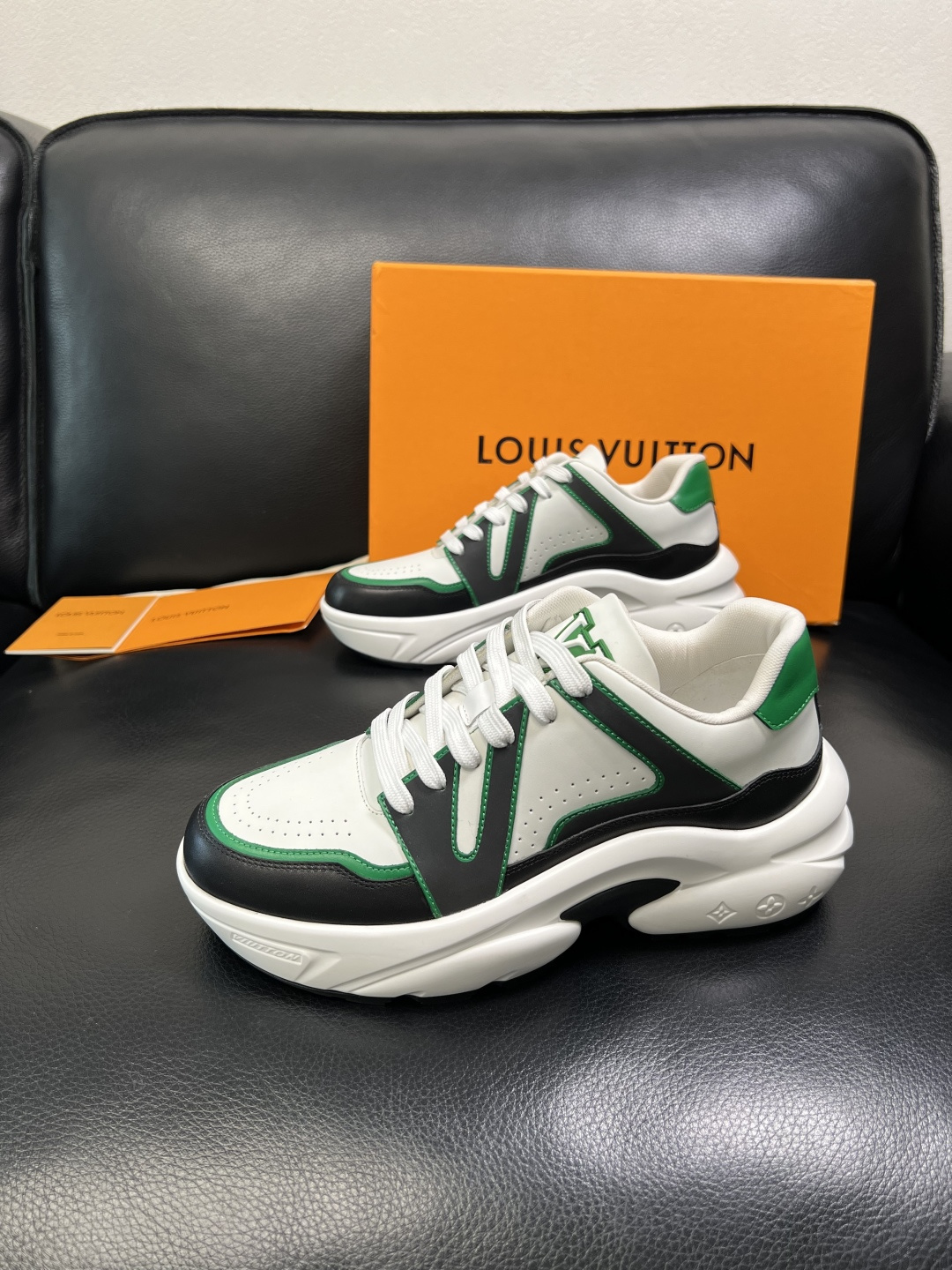 Lv 高品质 顶级工艺品 路易威登，专柜同步原厂配置，鞋面意大利进口，高品质拼接缤纷色彩复杂工艺品，进口