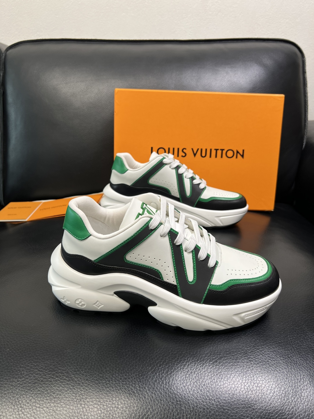 Lv 高品质 顶级工艺品 路易威登，专柜同步原厂配置，鞋面意大利进口，高品质拼接缤纷色彩复杂工艺品，进口