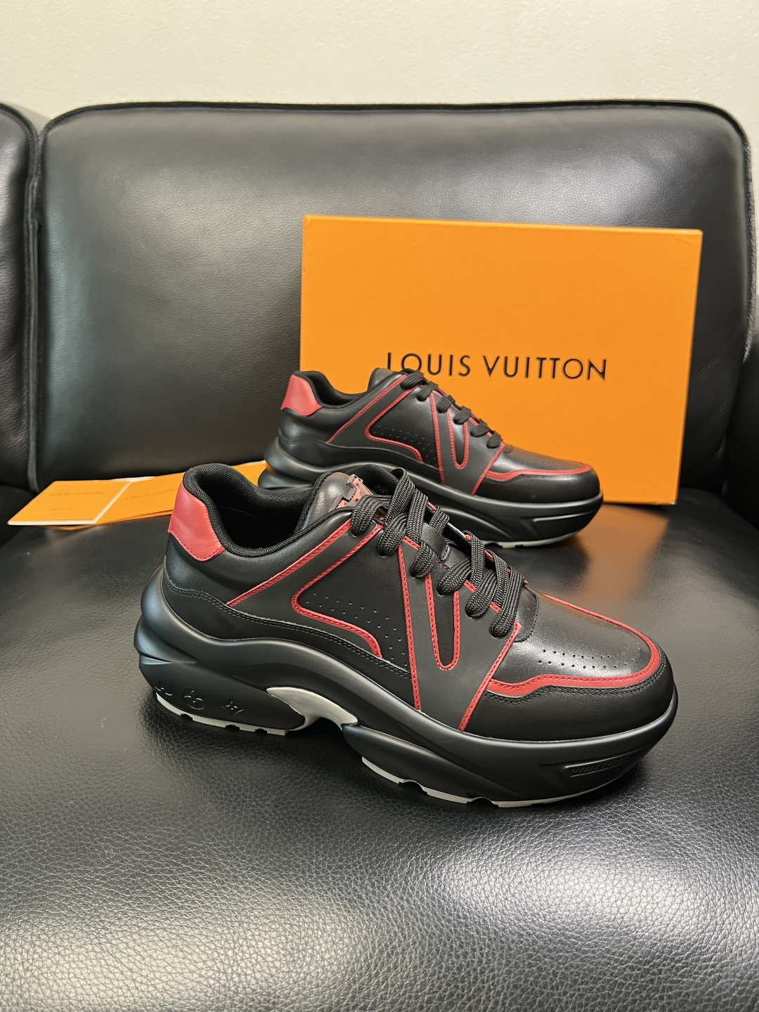 NO:704916,Lv high-quality top crafts Louis Vuitton, counters are equipped with original factory configurations, uppers imported from Italy, high-quality spliced ​​colorful and complex crafts, imported cowhide linings are soft and comfortable, soles are specially provided by the original factory, TPU exclusive movable molded soles are super comfortable, original factory follow-up goods, code number 39-44 (customized 45),, louis vuitton, louis vuitton, cowhide19860909Lv 高品质 顶级工艺品 路易威登,专柜同步原厂配置,鞋面意大利进口,高品质拼接缤纷色彩复杂工艺品,进口牛皮里垫柔软舒适,鞋底原厂特供原版底,TPU独家活动成型底超级舒适,原厂跟单货,码数 39-44（订做 45）,,louis vuitton,louis vuitton,cowhide,Men's shoes