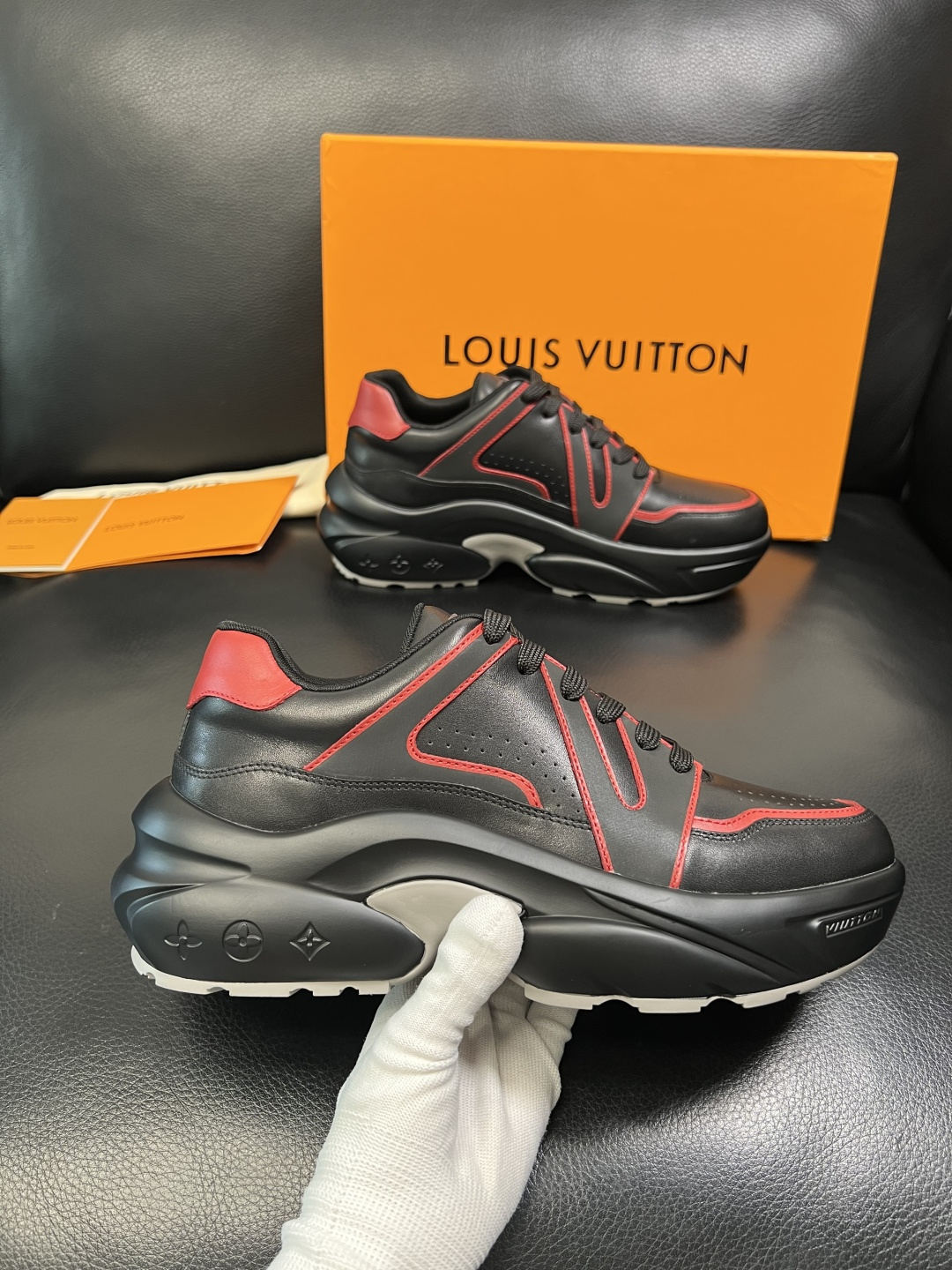 Lv 高品质 顶级工艺品 路易威登，专柜同步原厂配置，鞋面意大利进口，高品质拼接缤纷色彩复杂工艺品，进口