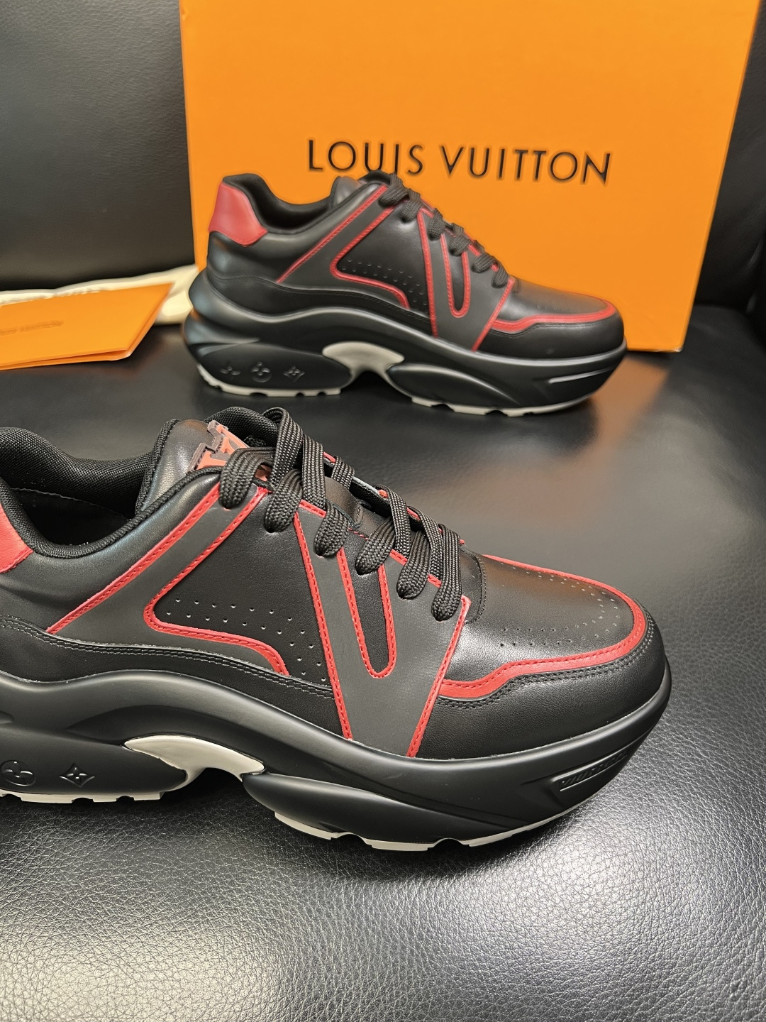 Lv 高品质 顶级工艺品 路易威登，专柜同步原厂配置，鞋面意大利进口，高品质拼接缤纷色彩复杂工艺品，进口