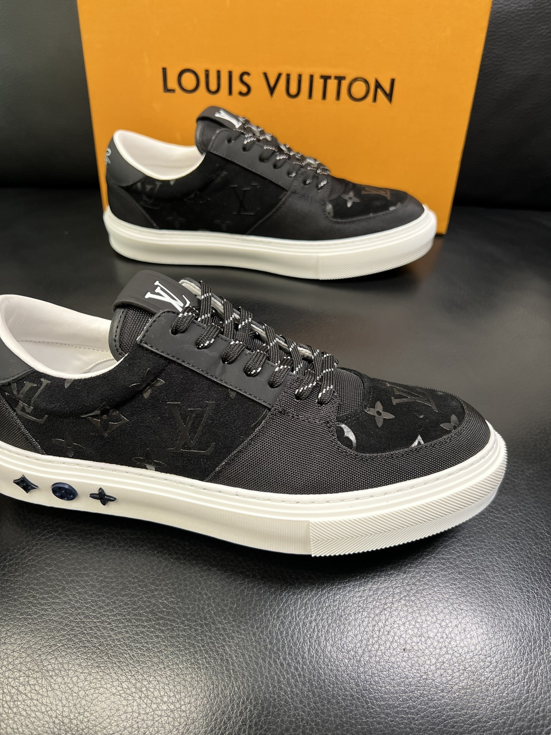 Lv 高品质 顶级工艺品 路易威登，专柜同步原厂配置，鞋面意大利进口，高品质拼接缤纷色彩复杂工艺品，进口