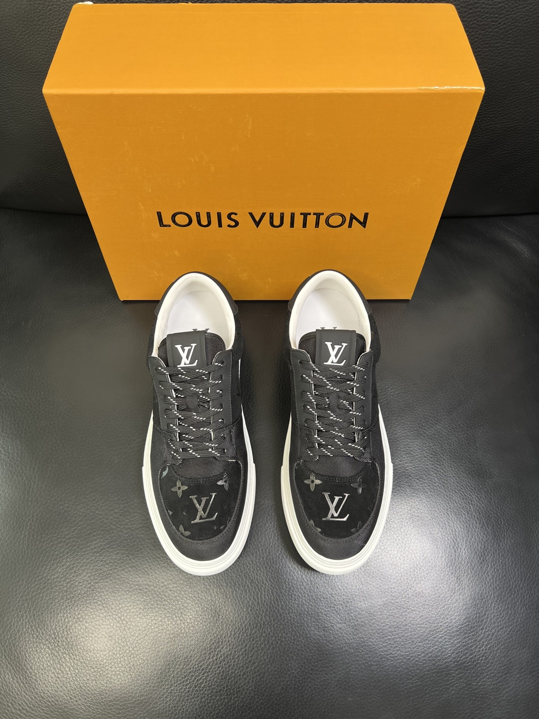 Lv 高品质 顶级工艺品 路易威登，专柜同步原厂配置，鞋面意大利进口，高品质拼接缤纷色彩复杂工艺品，进口