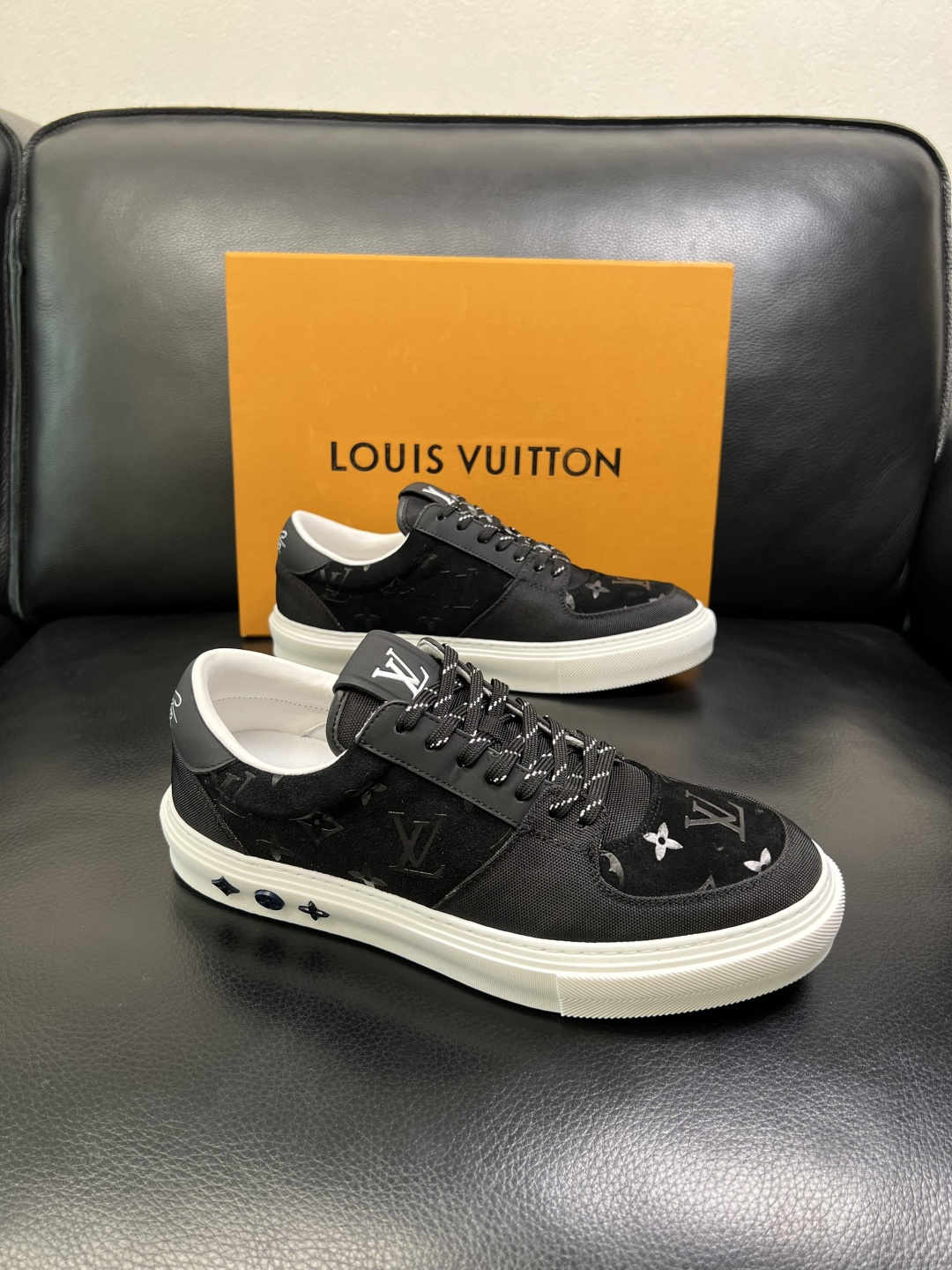 Lv 高品质 顶级工艺品 路易威登，专柜同步原厂配置，鞋面意大利进口，高品质拼接缤纷色彩复杂工艺品，进口