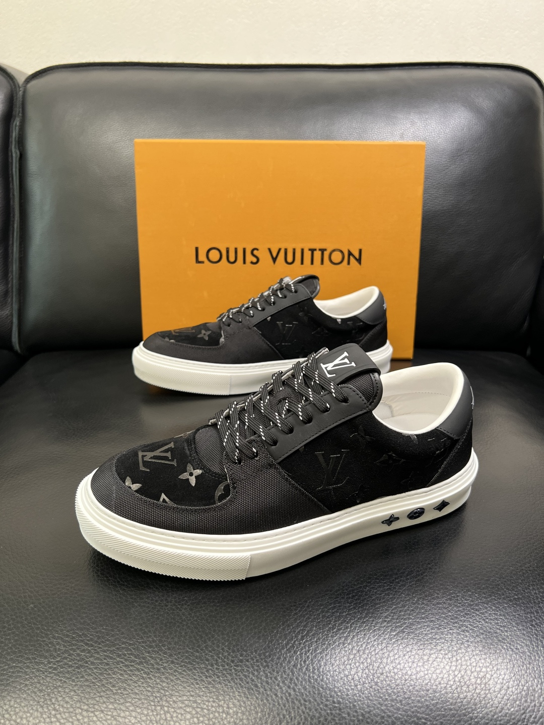 Lv 高品质 顶级工艺品 路易威登，专柜同步原厂配置，鞋面意大利进口，高品质拼接缤纷色彩复杂工艺品，进口