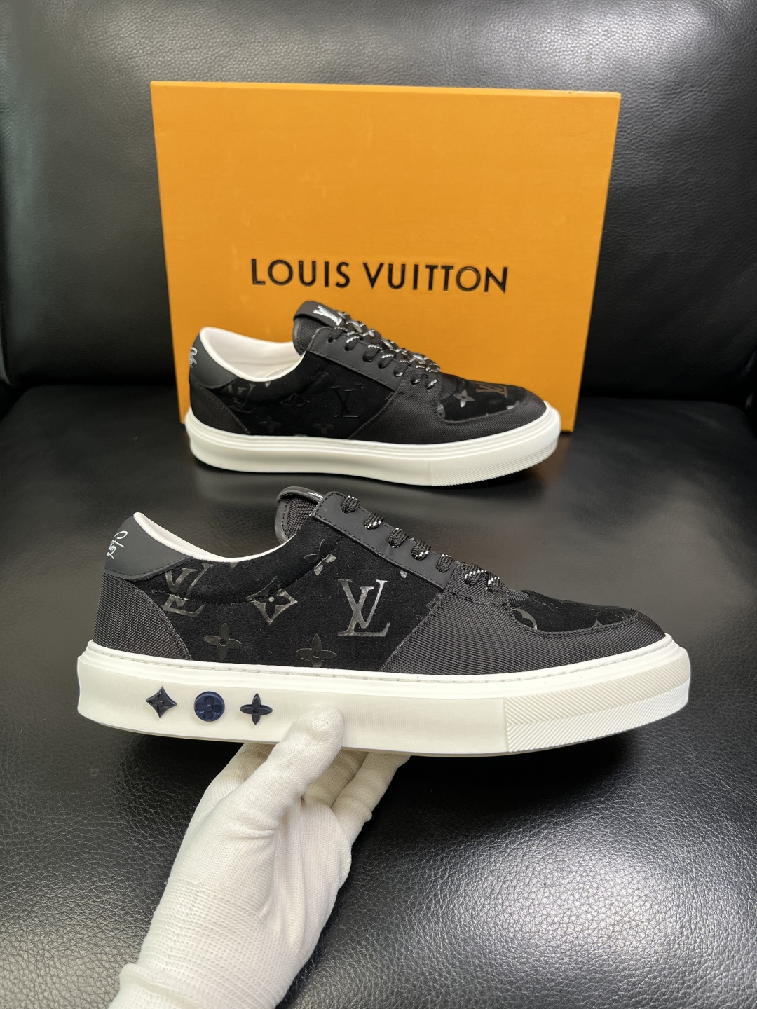 Lv 高品质 顶级工艺品 路易威登，专柜同步原厂配置，鞋面意大利进口，高品质拼接缤纷色彩复杂工艺品，进口