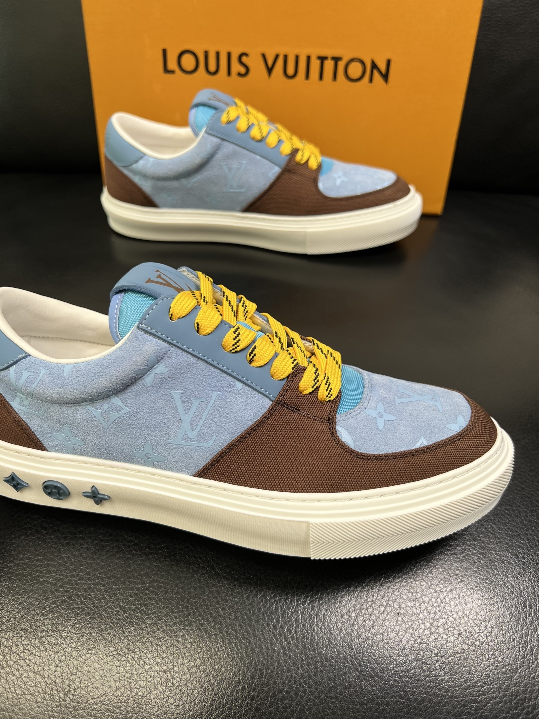 Lv 高品质 顶级工艺品 路易威登，专柜同步原厂配置，鞋面意大利进口，高品质拼接缤纷色彩复杂工艺品，进口