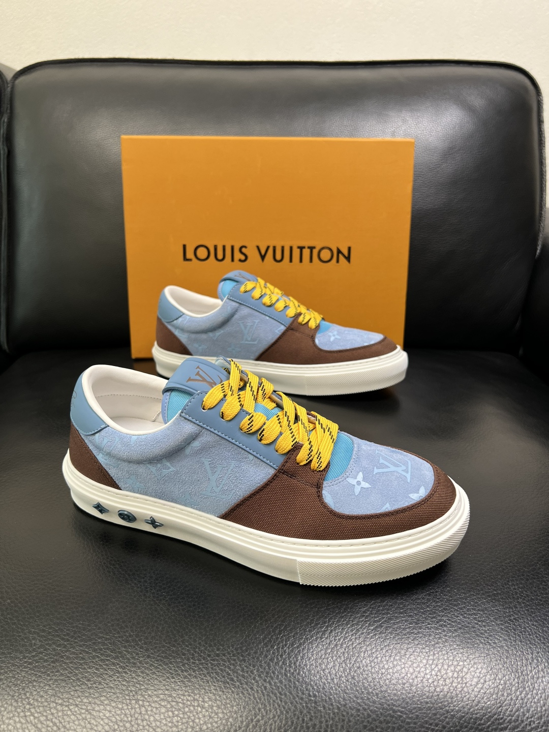 Lv 高品质 顶级工艺品 路易威登，专柜同步原厂配置，鞋面意大利进口，高品质拼接缤纷色彩复杂工艺品，进口