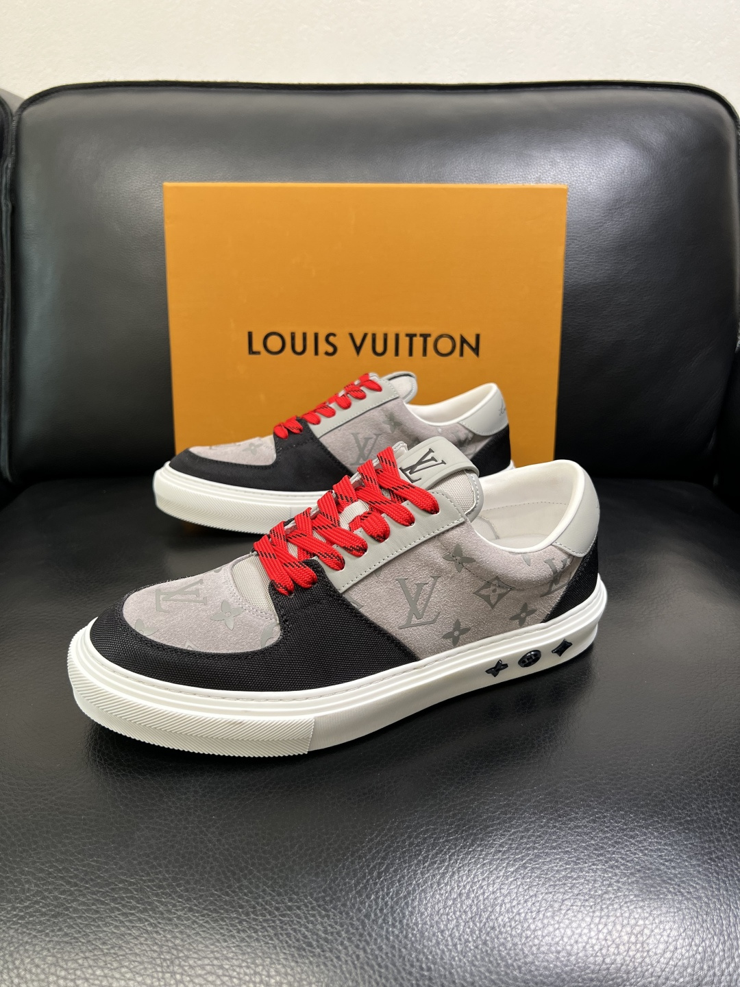 Lv 高品质 顶级工艺品 路易威登，专柜同步原厂配置，鞋面意大利进口，高品质拼接缤纷色彩复杂工艺品，进口