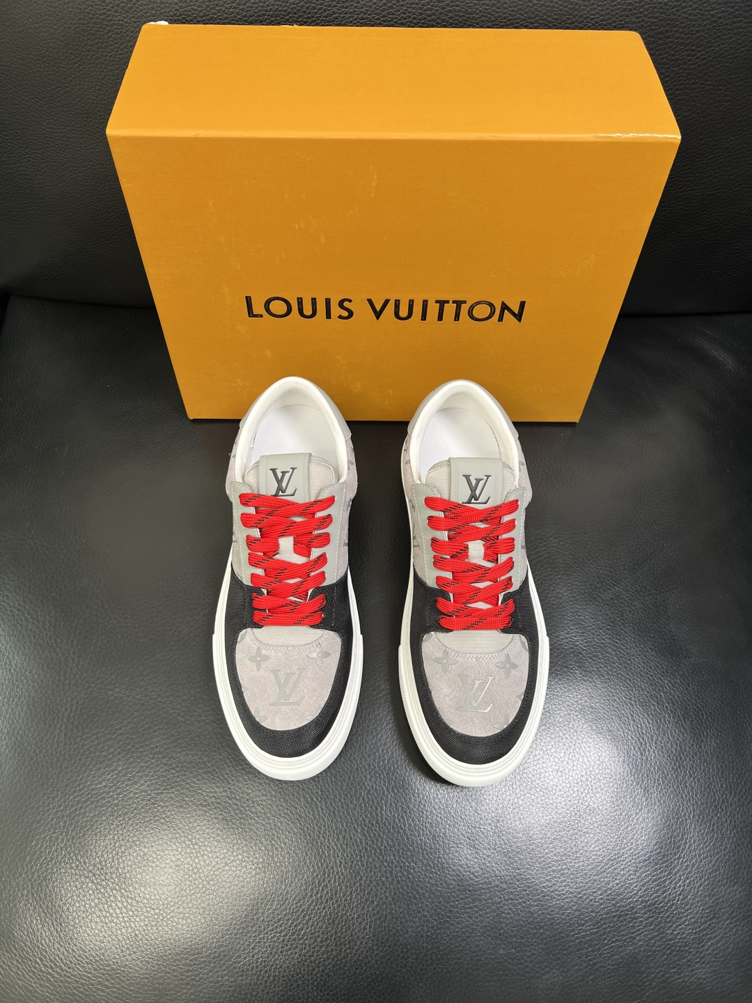 Lv 高品质 顶级工艺品 路易威登，专柜同步原厂配置，鞋面意大利进口，高品质拼接缤纷色彩复杂工艺品，进口