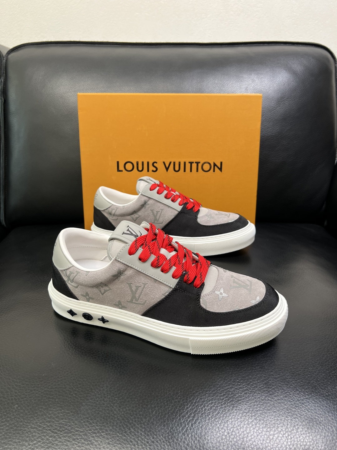 Lv 高品质 顶级工艺品 路易威登，专柜同步原厂配置，鞋面意大利进口，高品质拼接缤纷色彩复杂工艺品，进口