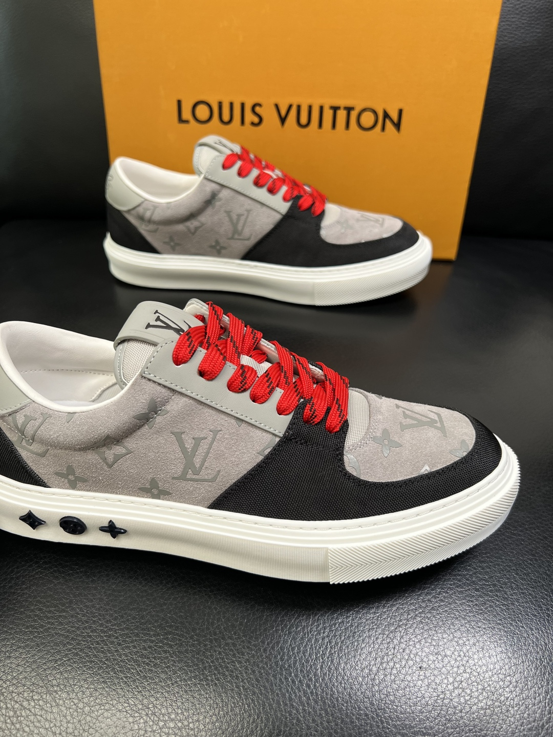 Lv 高品质 顶级工艺品 路易威登，专柜同步原厂配置，鞋面意大利进口，高品质拼接缤纷色彩复杂工艺品，进口