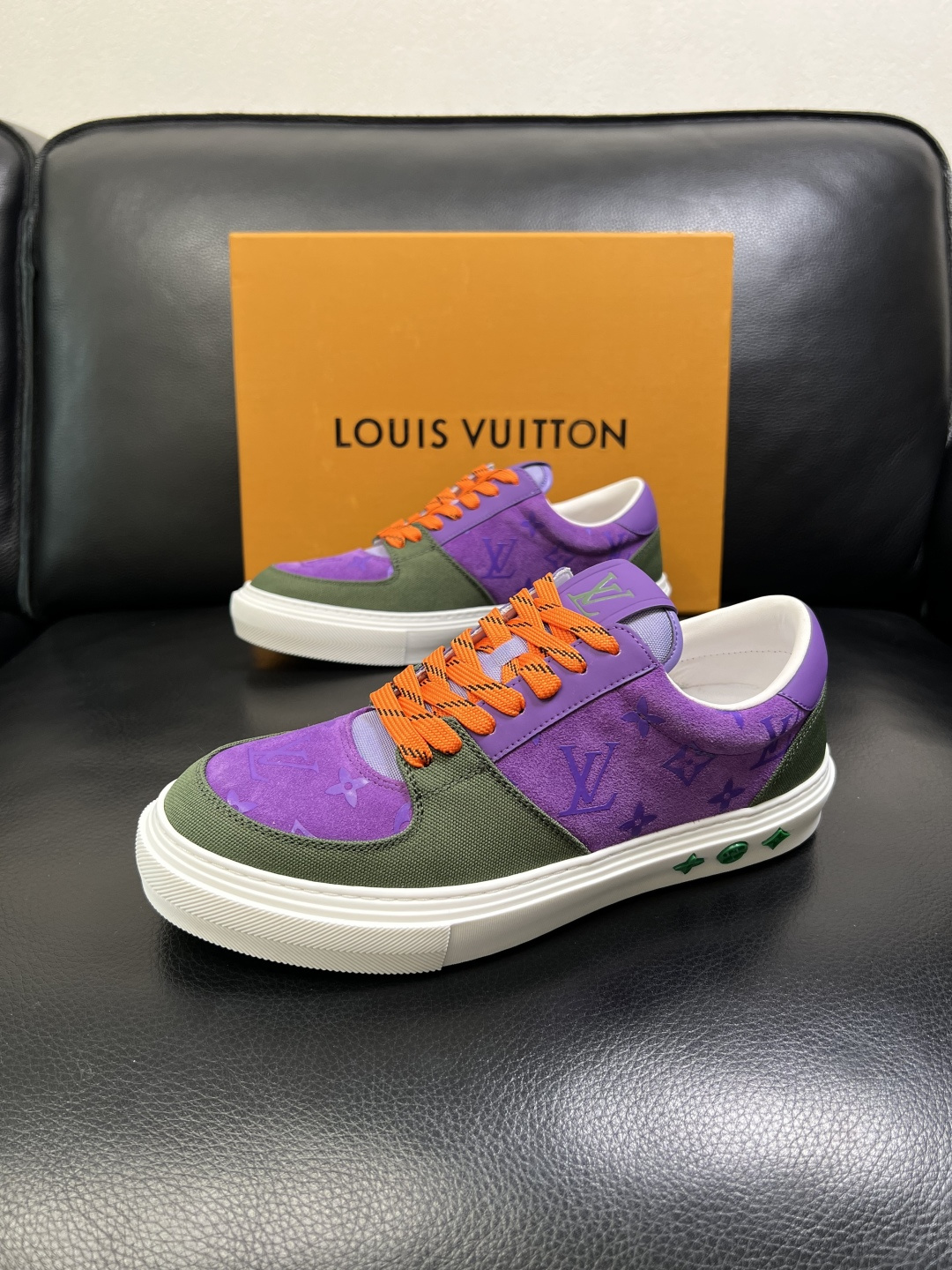 Lv 高品质 顶级工艺品 路易威登，专柜同步原厂配置，鞋面意大利进口，高品质拼接缤纷色彩复杂工艺品，进口