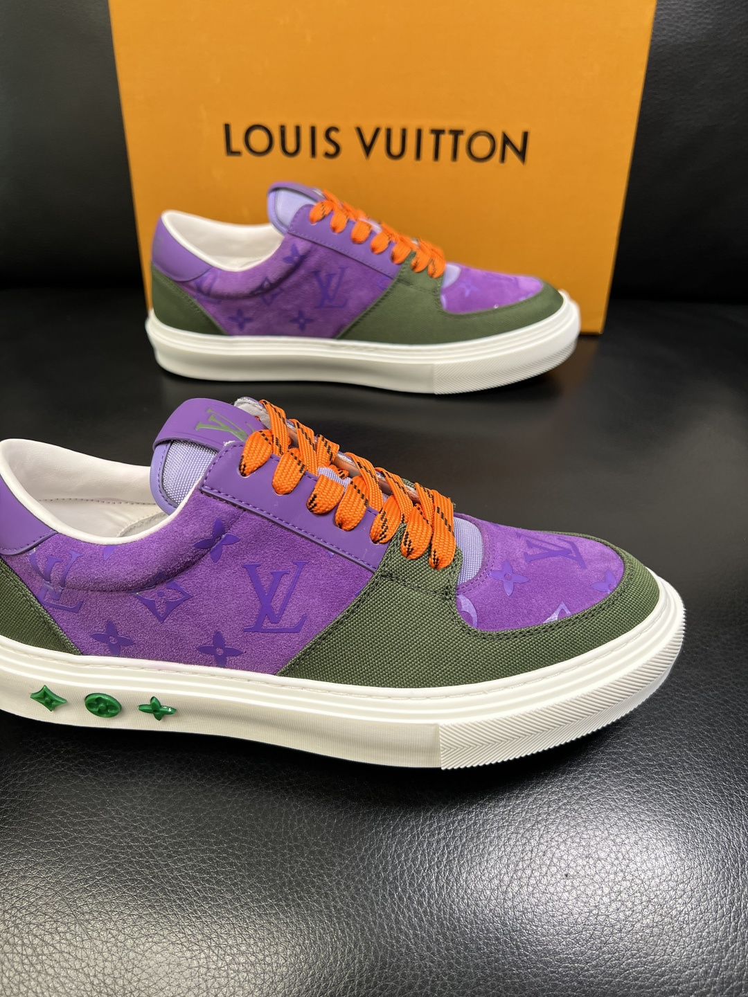 Lv 高品质 顶级工艺品 路易威登，专柜同步原厂配置，鞋面意大利进口，高品质拼接缤纷色彩复杂工艺品，进口