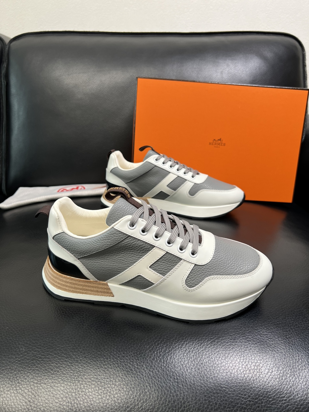 NO:711619,Hermes top handicrafts, Hermès counter synchronization, original factory configuration, original cowhide fabric imported from Italy, high-quality splicing technology, fully imported water-dyed cowhide lining, original soles specially provided by the factory, super comfortable, original factory follow-up goods, high quality, welcome to compare at the counter, code number 38-44 (customized 45),, hermes, hermes, cowhide19860909Hermes 顶级工艺品 爱马仕 专柜同步 原厂配置,意大利进口原版牛皮面料,高品质拼接工艺,全进口水染牛皮里垫,鞋底原厂特供原版底超级舒适,原厂跟单货 高品质,欢迎对比专柜同步,码数 38-44（ 订做 45）,,hermes,hermes,cowhide,Men's shoes