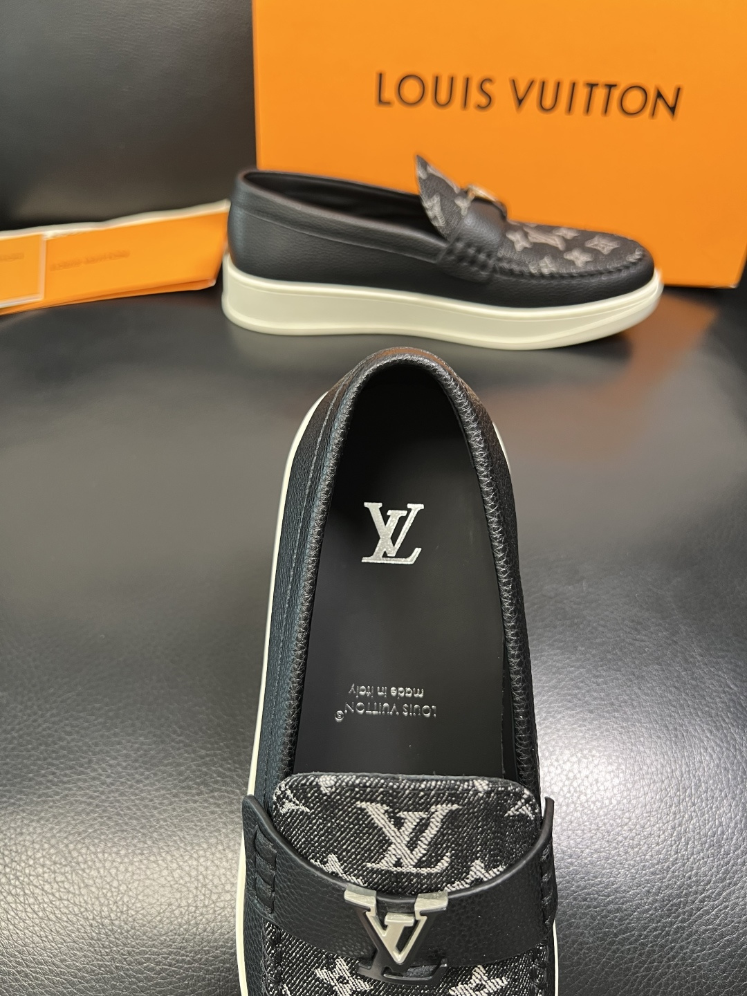 Lv 高品质 顶级工艺品 路易威登，运动板鞋专柜同步，鞋面意大利进口，高品质拼接缤纷色彩复杂工艺品，进口