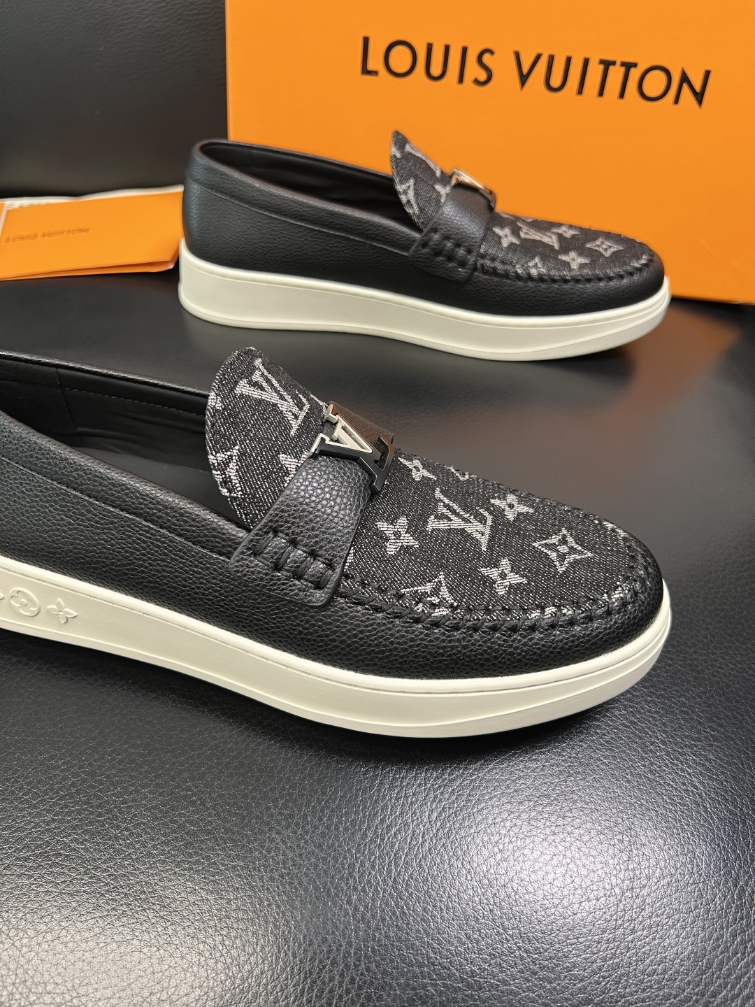 Lv 高品质 顶级工艺品 路易威登，运动板鞋专柜同步，鞋面意大利进口，高品质拼接缤纷色彩复杂工艺品，进口