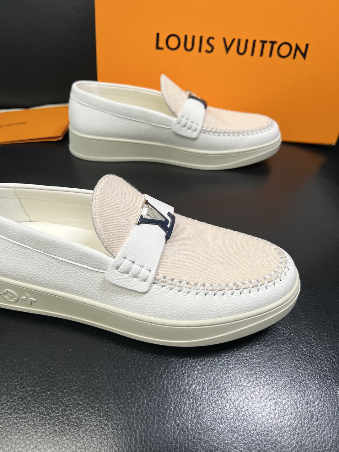 Lv 高品质 顶级工艺品 路易威登，运动板鞋专柜同步，鞋面意大利进口，高品质拼接缤纷色彩复杂工艺品，进口