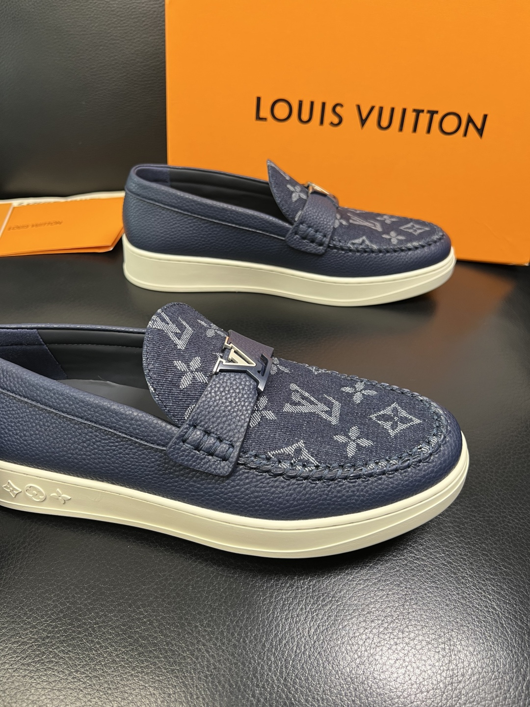 Lv 高品质 顶级工艺品 路易威登，运动板鞋专柜同步，鞋面意大利进口，高品质拼接缤纷色彩复杂工艺品，进口