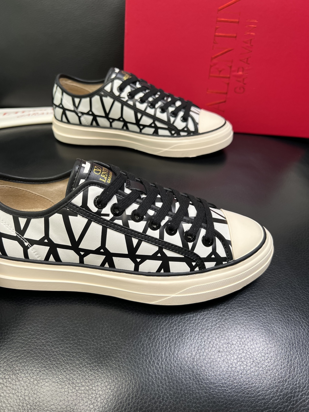 VALENTINO 高品质 顶级工艺品 华伦天奴，运动板鞋专柜同步，鞋面意大利进口，高品质拼接缤纷色彩复