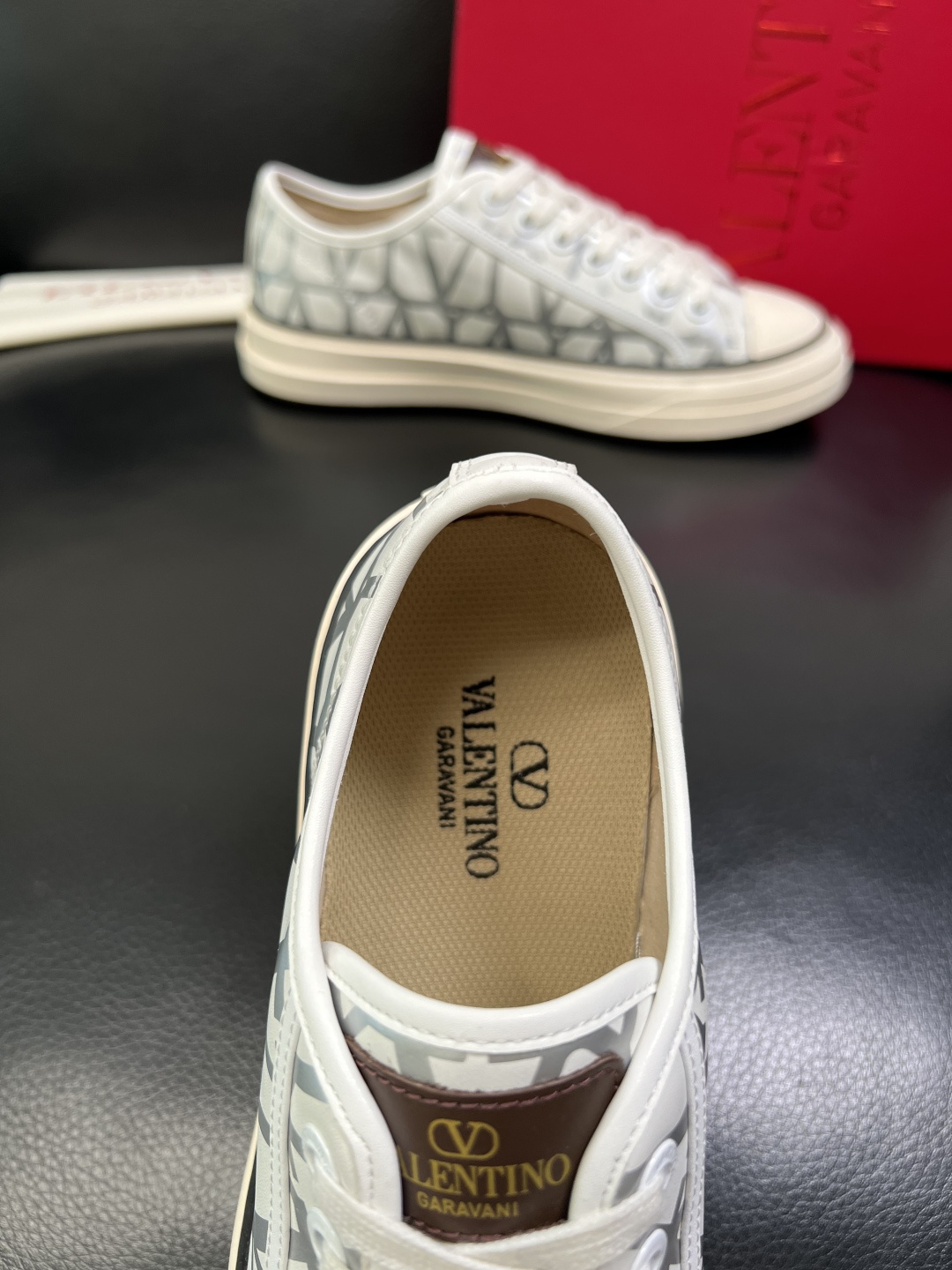 VALENTINO 高品质 顶级工艺品 华伦天奴，运动板鞋专柜同步，鞋面意大利进口，高品质拼接缤纷色彩复