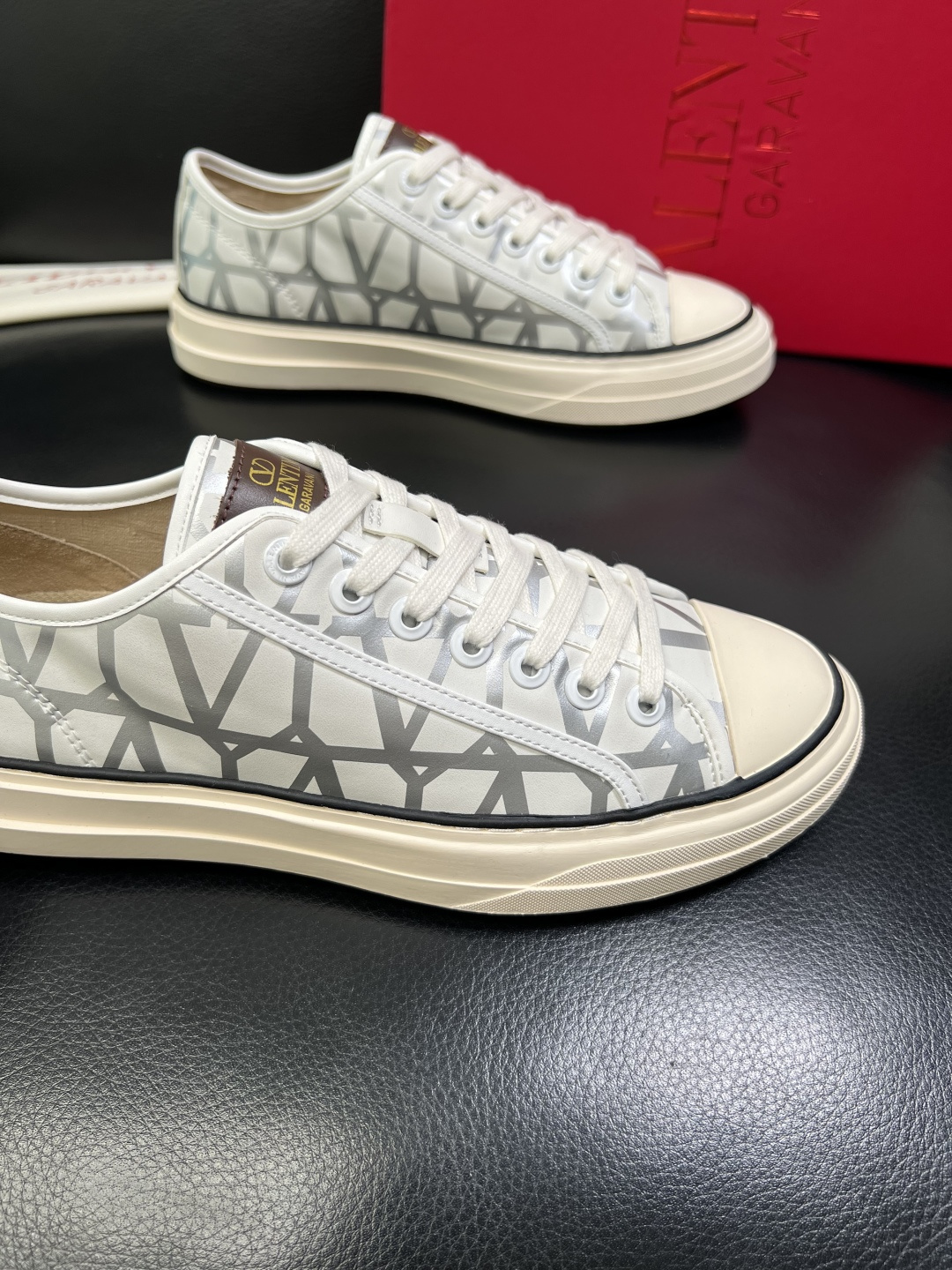 VALENTINO 高品质 顶级工艺品 华伦天奴，运动板鞋专柜同步，鞋面意大利进口，高品质拼接缤纷色彩复