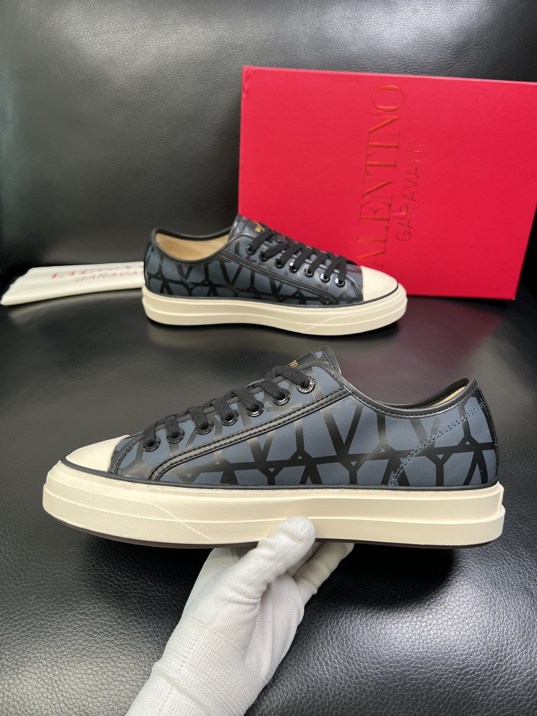 VALENTINO 高品质 顶级工艺品 华伦天奴，运动板鞋专柜同步，鞋面意大利进口，高品质拼接缤纷色彩复