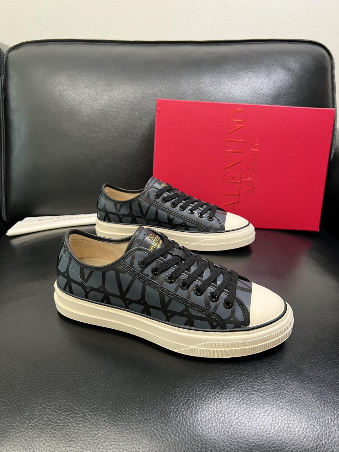 NO:711625,VALENTINO High-quality top crafts Valentino, sports sneakers counter synchronization, uppers imported from Italy, high-quality splicing and colorful complex crafts, imported cowhide linings are soft and comfortable, original soles are specially provided by the original factory, TPU exclusive movable molded soles are super comfortable, original factory and single goods, welcome to compare, couple size code number 39-44 (customized 45), valentino, valentino, cowhide19860909VALENTINO 高品质 顶级工艺品 华伦天奴,运动板鞋专柜同步,鞋面意大利进口,高品质拼接缤纷色彩复杂工艺品,进口牛皮里垫柔软舒适,鞋底原厂特供原版底,TPU独家活动成型底超级舒适,原厂跟单货,欢迎对比,情侣款 码数 39-44（订做45）,,valentino,valentino,cowhide,Men's shoes