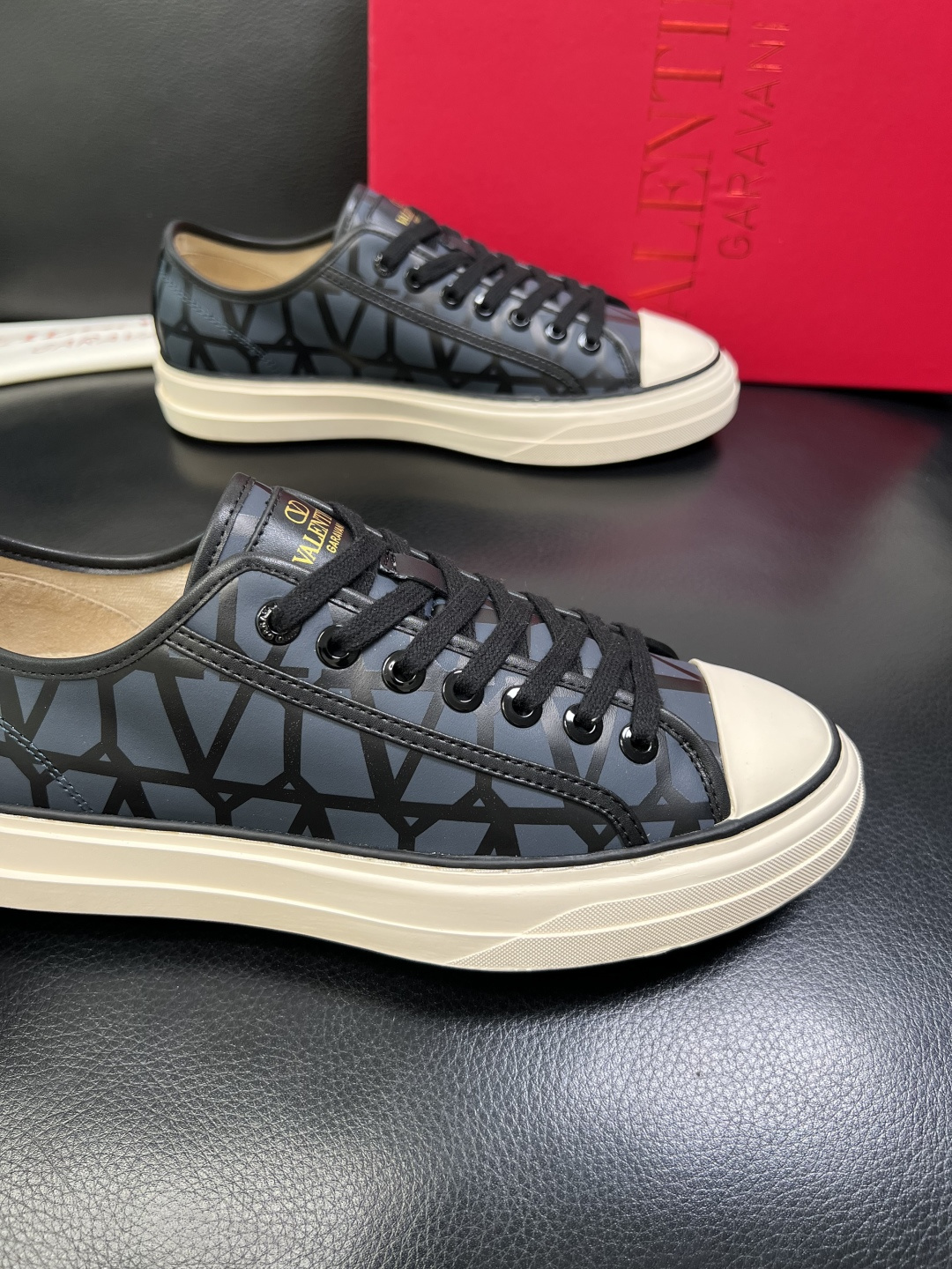 VALENTINO 高品质 顶级工艺品 华伦天奴，运动板鞋专柜同步，鞋面意大利进口，高品质拼接缤纷色彩复