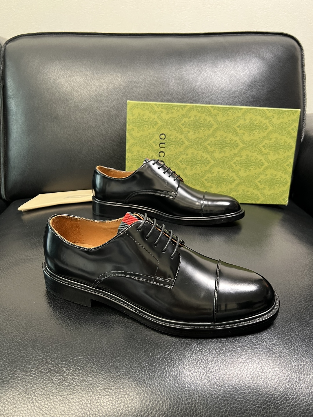 NO:711628,Gucci's top crafts Gucci leather shoes series counter synchronization, original factory configuration, original cowhide imported from Italy, imported water-dyed cowhide, soles specially provided by the original factory and super comfortable, original factory and single goods high quality, welcome to compare and synchronize with the counter, code number 39-44 (customized 38 45 46),,gucci,cowhide19860909Gucci 顶级工艺品 古奇 皮鞋系列专柜同步 原厂配置,意大利进口原版牛皮,进口水染牛里 ,鞋底原厂特供原版底超级舒适,原厂跟单货 高品质,欢迎对比专柜同步,码数 39-44（订做38 45 46）,,gucci,cowhide,Men's shoes