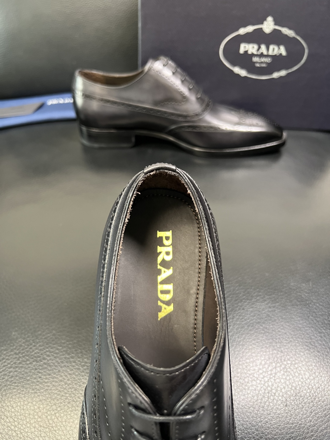 PRADA 高品质 顶级工艺品 普拉达 皮鞋专柜同步 原厂配置，意大利进口原版牛皮面料，透气舒适进口水染